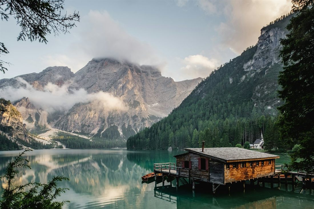 Lago entre montañas al amanecer